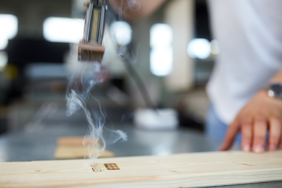 GRAVING | Graviertechnik Gross - Abbrand Graving Logo durch einen elektrischen Brennstempel