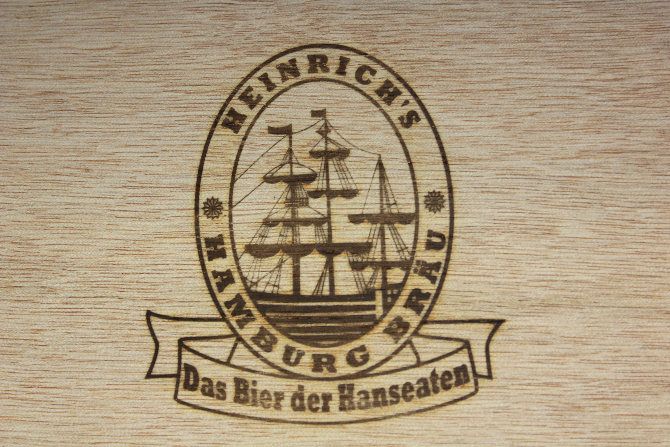 GRAVING | Graviertechnik Gross - Abbrand eines elektrischen Brennstempel - Logo Branding auf Holz