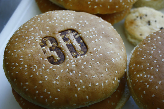 GRAVING | Graviertechnik Gross - Brennstempel für Lebensmittel - Burgerbrötchen mit gestempeltem Logo