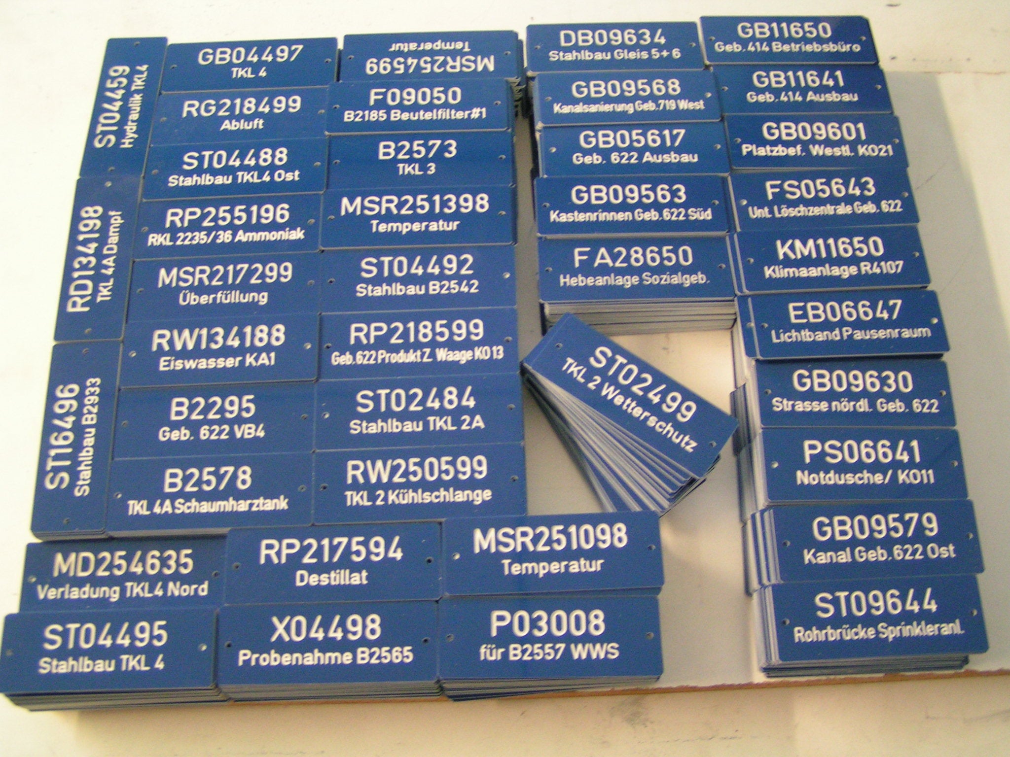 GRAVING | Graviertechnik Gross - gravierte Schilder aus Kunststoff - Hinweisschilder, Warnschilder, Typenschilder, Kennzeichnung & Markierung