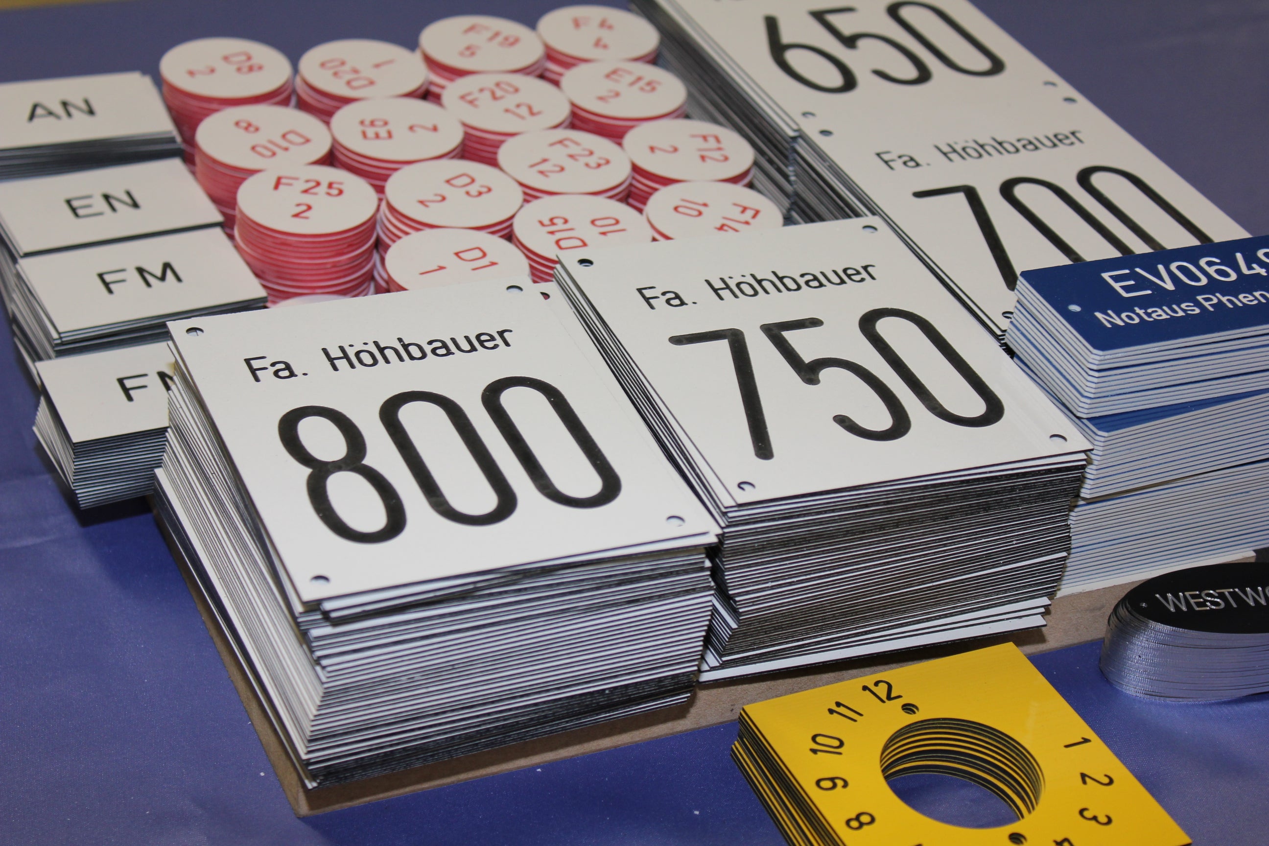 GRAVING | Graviertechnik Gross - gravierte Schilder aus Kunststoff - Hinweisschilder, Warnschilder, Typenschilder, Kennzeichnung & Markierung