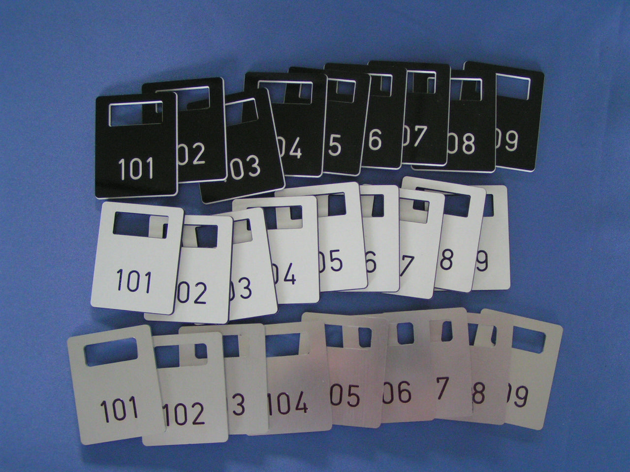 GRAVING | Graviertechnik Gross - gravierte Schilder aus Kunststoff und Metall mit laufender Nummerierung zum Beispiel für Garderoben